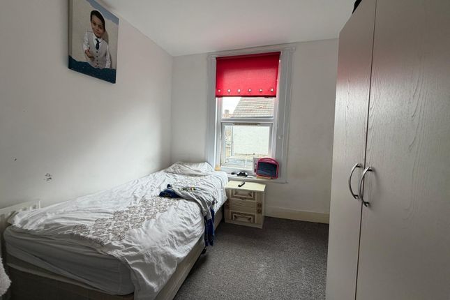 13, Park Avenue, Greater London photo 4