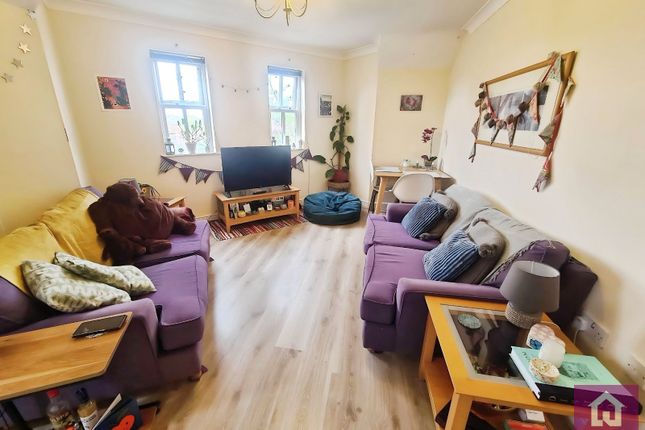 32, Hadfield Close, Greater Manchester photo 2
