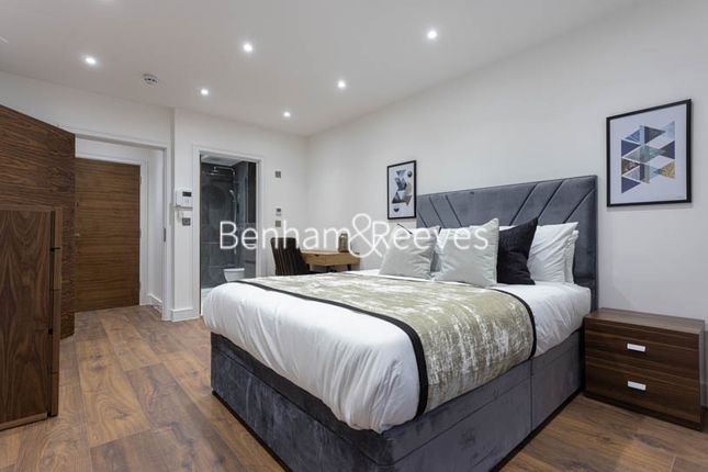 Flat to rent in Hillcrest Road, Acton