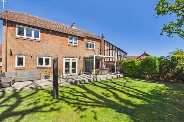 6, Myrtle Close, Surrey photo 2