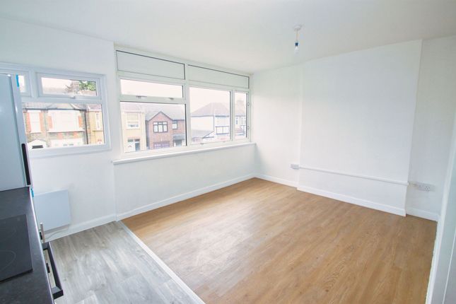 12 Abberton, Woodford Green photo 2