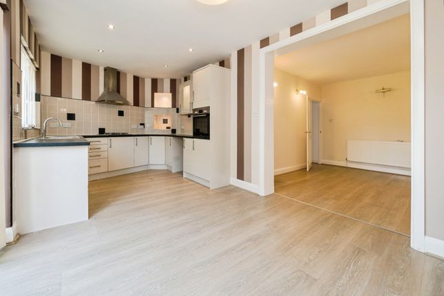 22, Victor Gardens, Essex photo 4