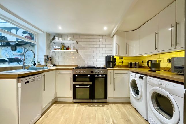 2 Arundel Place, Scarborough photo 4