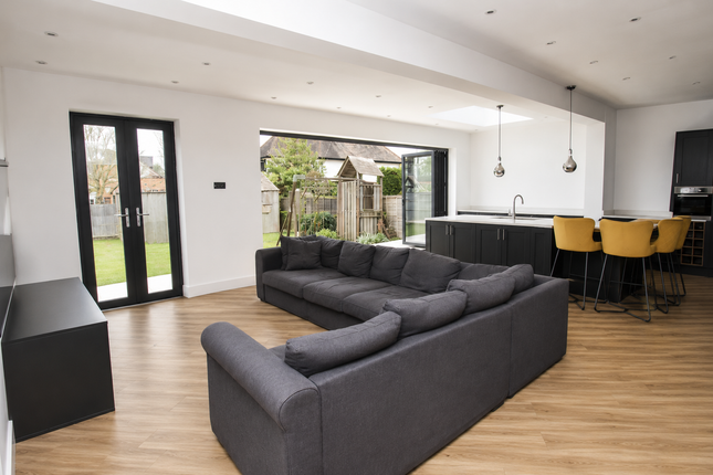 14 Walker Drive, Leigh-on-Sea photo 4