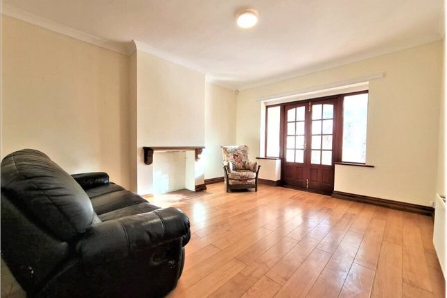 9, Winslow Way, Feltham photo 3