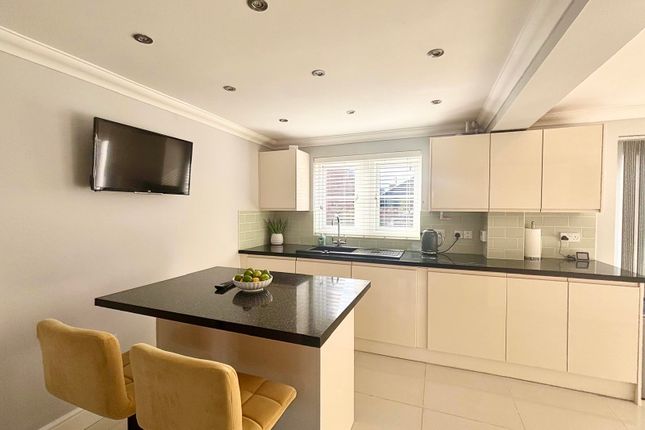 7 Robinson Close, Selsey photo 3
