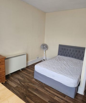 Studio to rent in Mansfield Road, Ilford