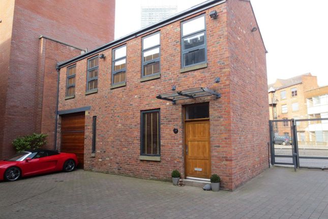Semi-detached house to rent in Commercial Street, Manchester
