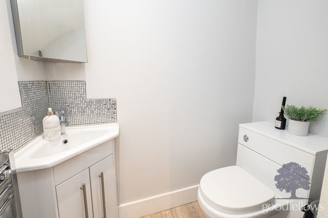27, Dore Gardens, Morden photo 4