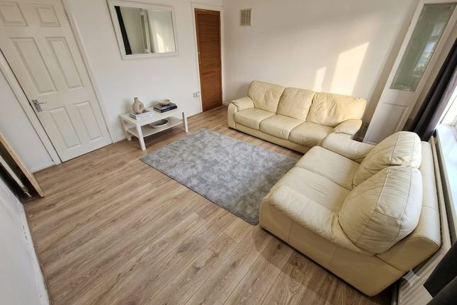 7, Trinity Close, Hounslow photo 3
