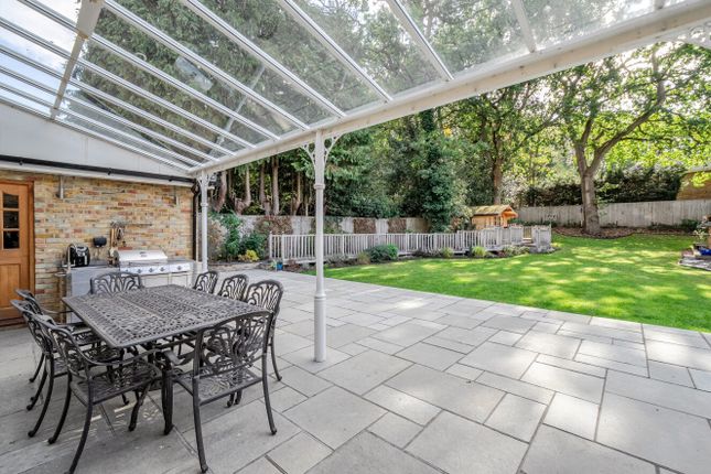 Brackendale Close, Surrey photo 3