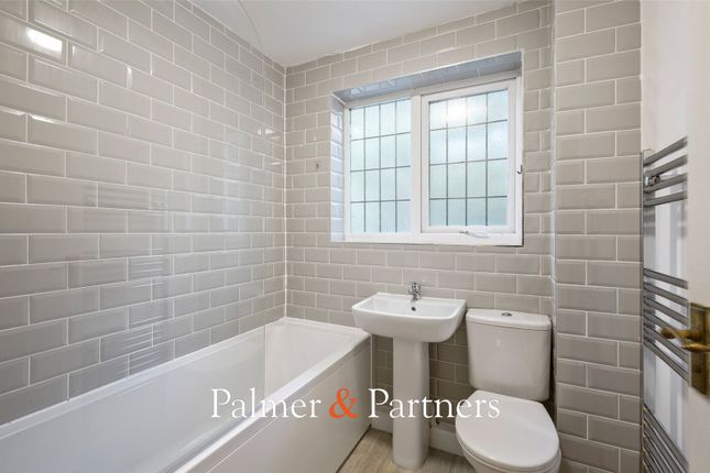 66, Hollymead Close, Mile End, Essex photo 4