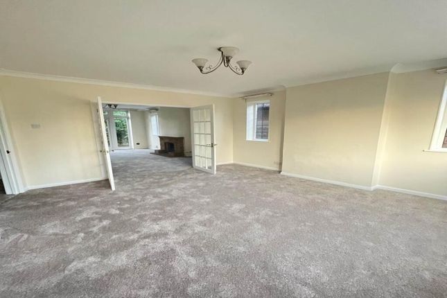 96, Woodland Drive, Watford photo 2