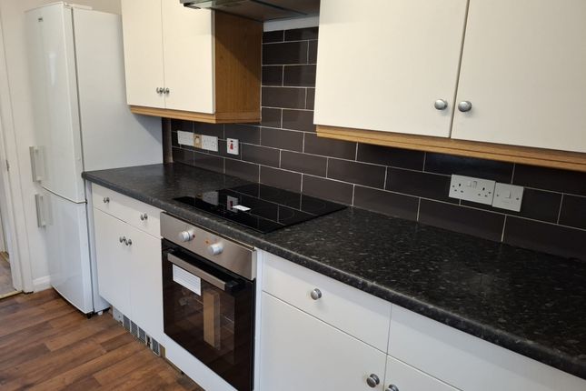 14, Holt Vale, Leeds photo 2