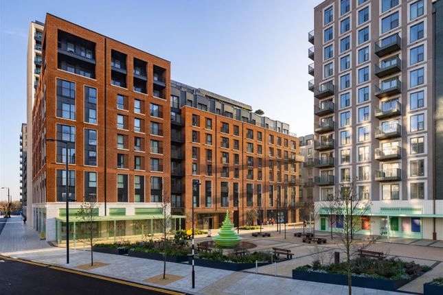 10 Aviator Drive, The Maple, London photo 3