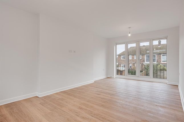 59, Courtlands Crescent, Banstead photo 3