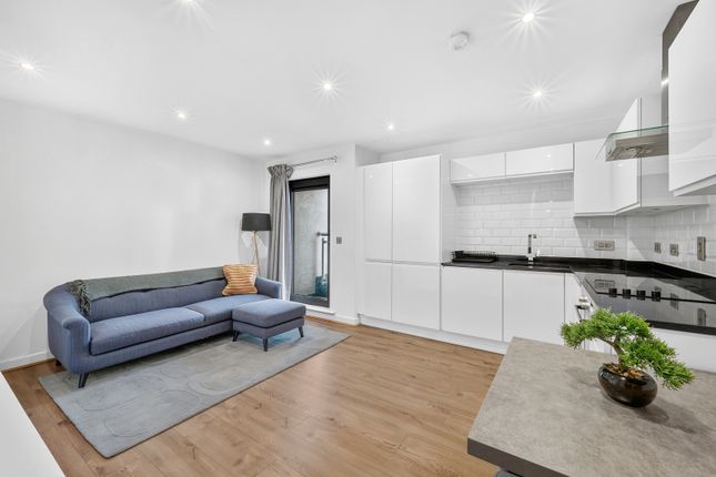 Flat 12, Spur House, 1, Milner Road, London photo 4