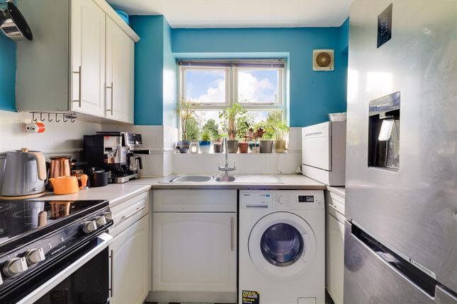 64, Winstanley Court, Cromwell Rd, Cambridge photo 4