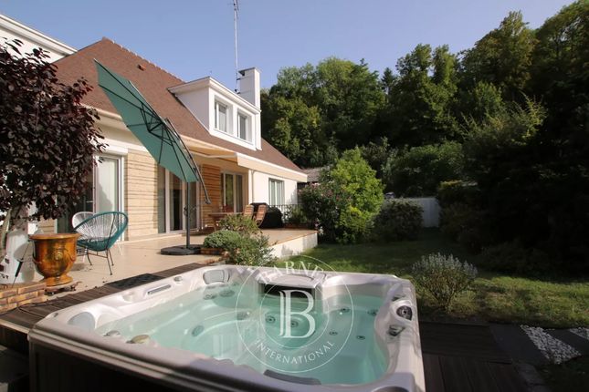 Detached house for sale in Le Mesnil-Le-Roi, 78600, France