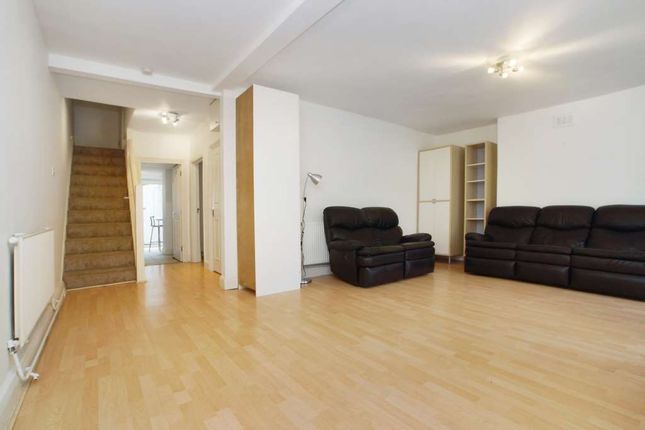 Flat to rent in Amhurst Road, Dalston