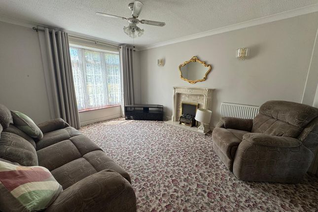 2, Laws Close, Crawley photo 3