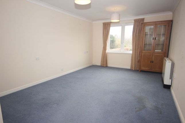 Flat for sale in Linters Court, Redhill