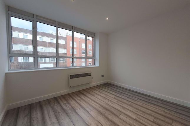 Flat to rent in Charles Street, Leicester