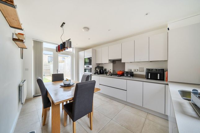 18 Helios Way, Barnet photo 3
