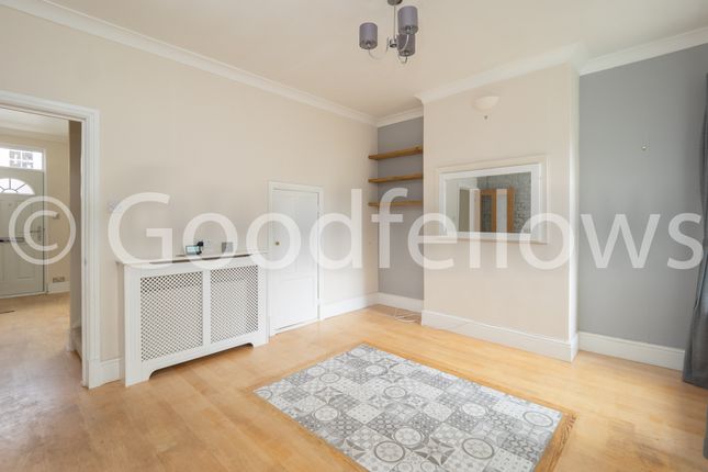 16, Reading Road, Surrey photo 4