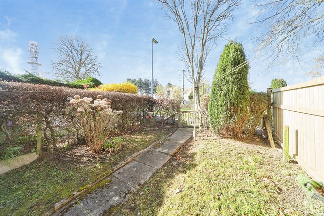 15, Holtdale Place, Leeds photo 2