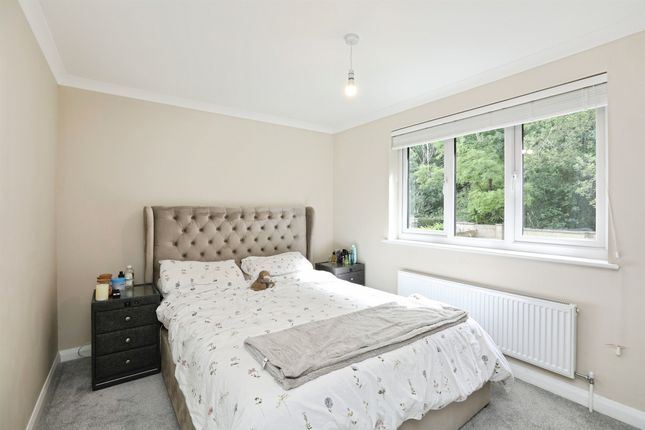 70, Woodbury Avenue, East Grinstead photo 4