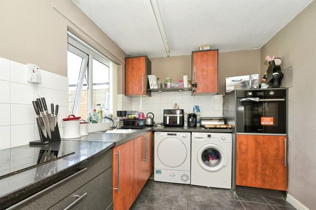 16, Dores Court, Swindon photo 4