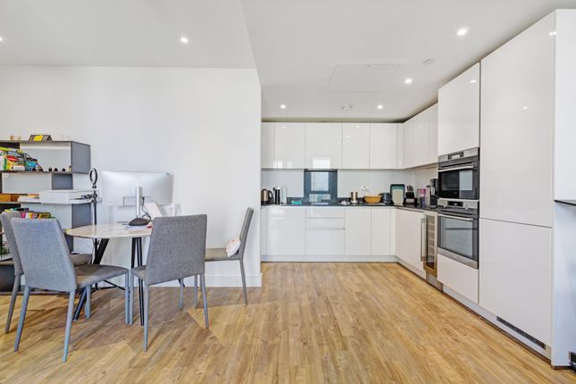 Flat to rent in Gladwin Tower, Nine Elms Point, London