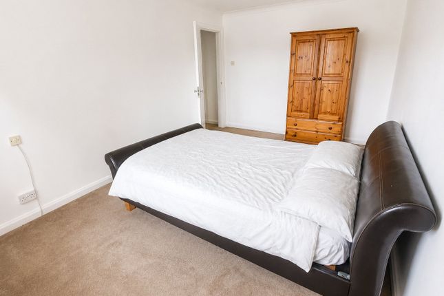 Flat 1, Crundwell Court,, East Street, Farnham photo 3