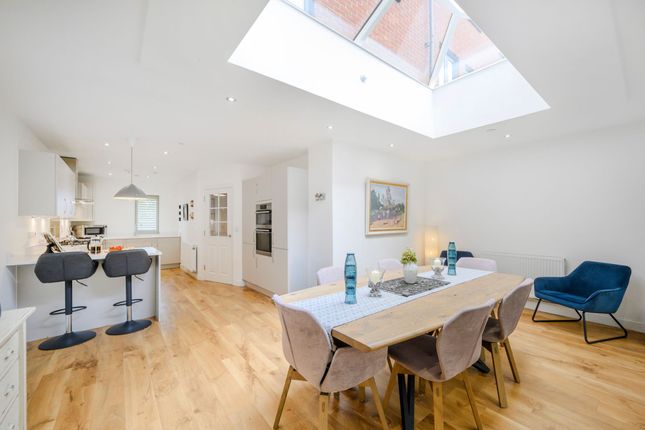 33 Earle Crescent, Wokingham photo 3