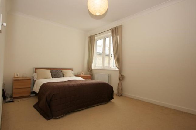 Flat 3 144, Merton Road, London photo 5