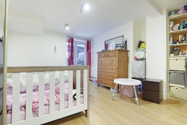 Thumbnail Flat for sale in Hoxton Street, London