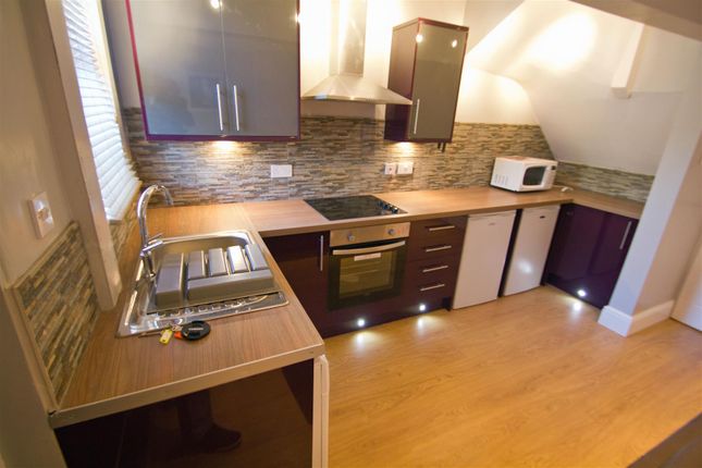 3-bed house on Chestnut Grove, Leeds, £1,911/mo