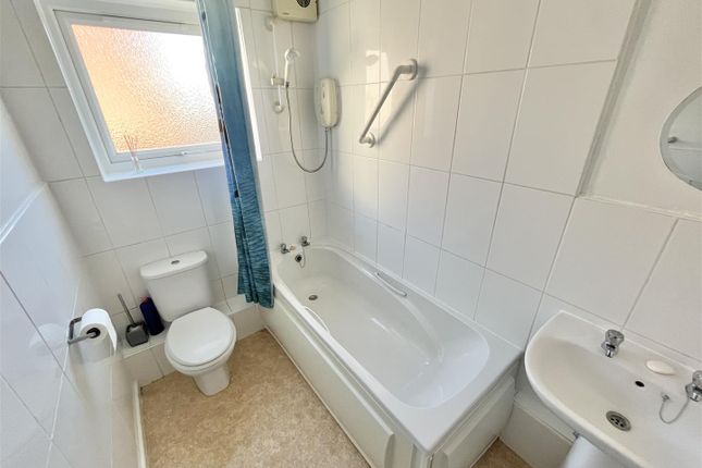 Flat for sale in Grove Court, Beech Road, Sale