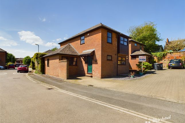 Detached house for sale in Lovent Drive, Leighton Buzzard, Bedfordshire