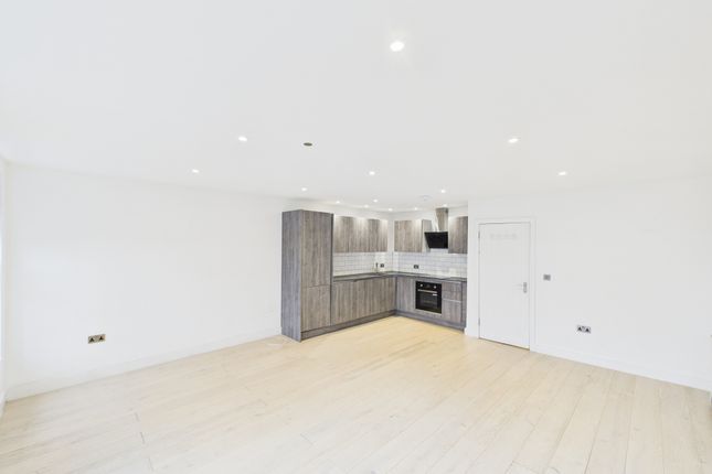 Cam04693G0-Pr0037-Still010