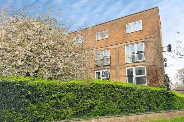 Studio flat on 1a, The Danes, Basingstoke, £120,000