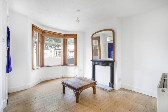 Flat to rent in Turner Road, Walthamstow, London