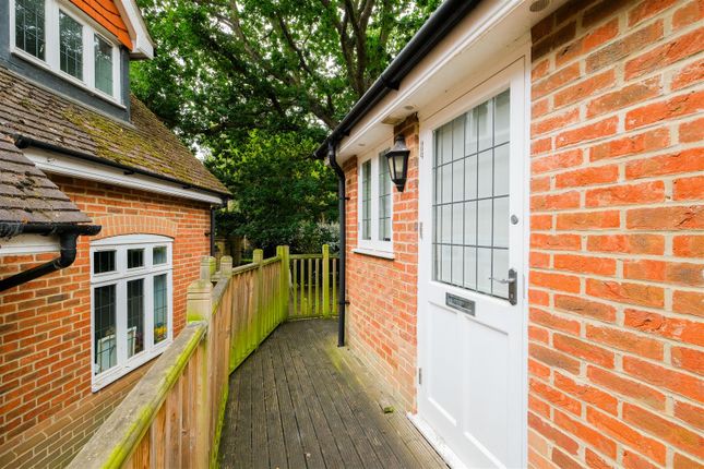 16, Harts Grove, Woodford Green photo 2
