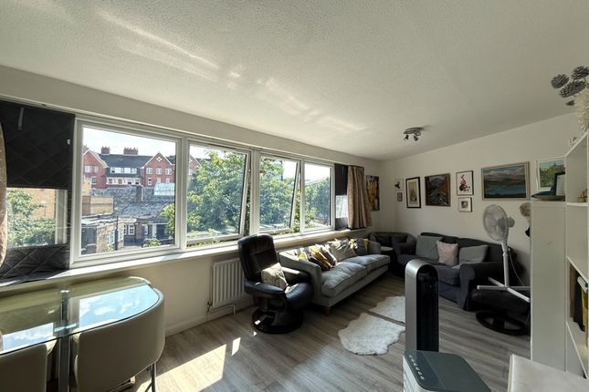 Flat 9, Bridgehouse Court, London photo 4
