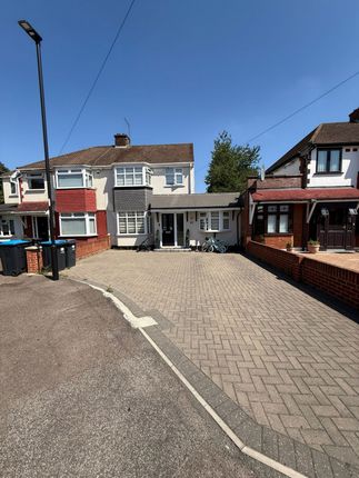 60 Linden Gardens, Enfield, Greater London, En1 4Dz