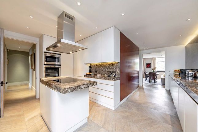 Flat for sale in Grosvenor Square, London