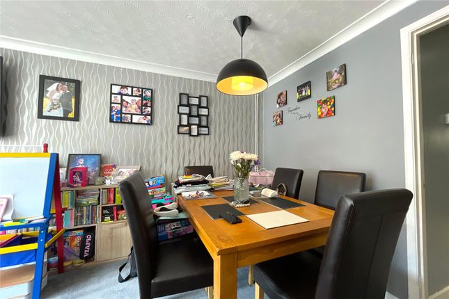 13, Grieve Close, Tongham photo 4