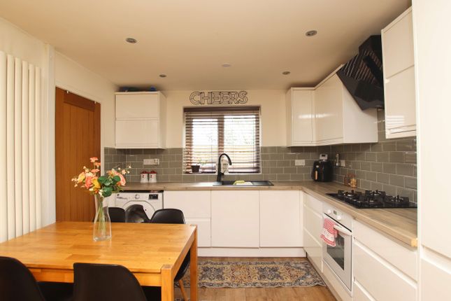 27, Tan Y Bryn, Beddau photo 4