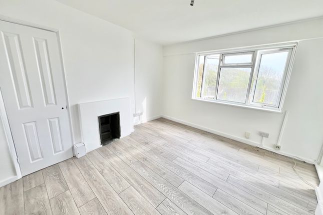 Thumbnail Flat to rent in Queensway, Brighton
